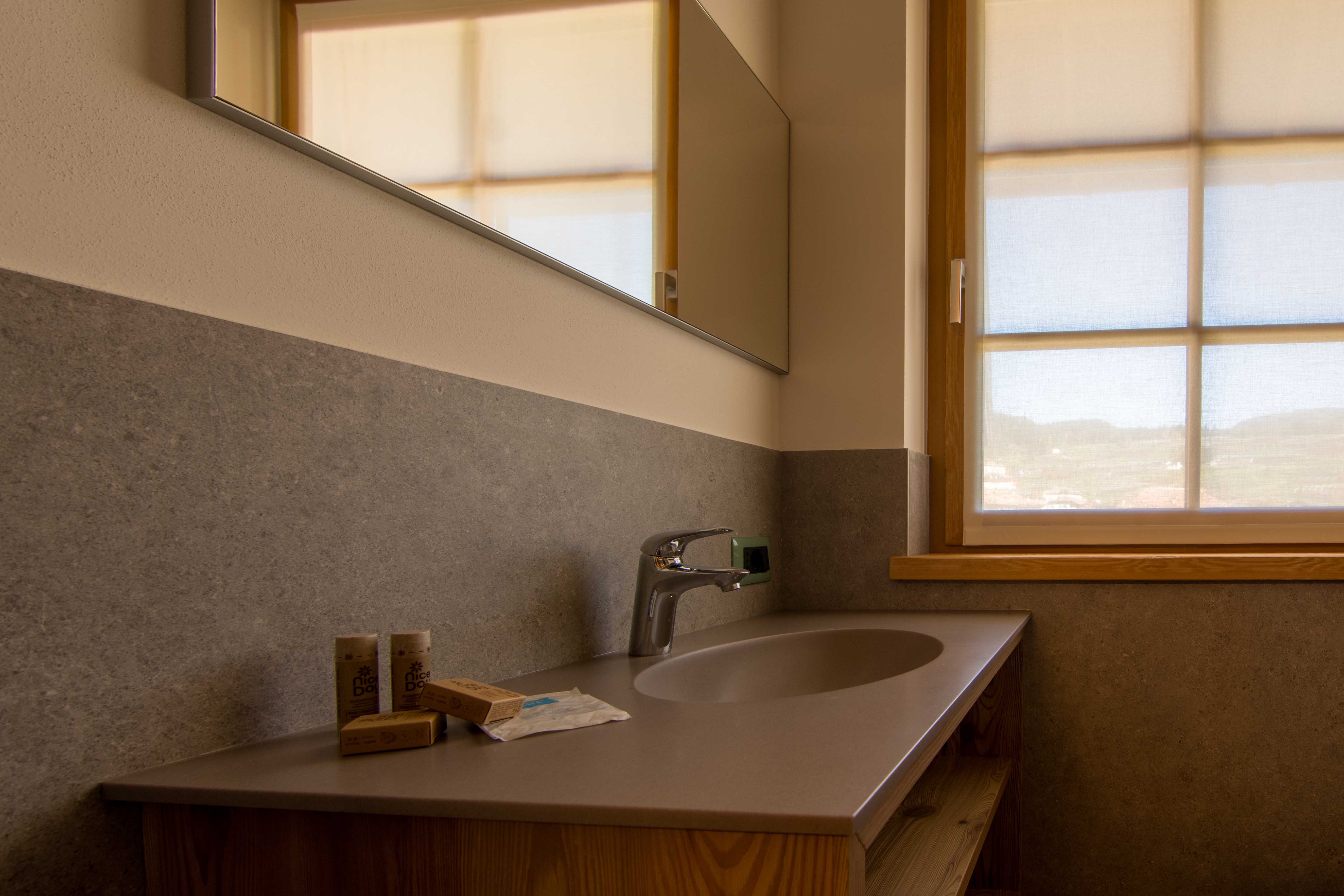 Camera Larmit. Lussoso bagno con spazioso box doccia.